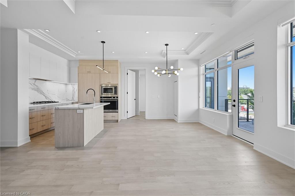 409-123 Maurice Drive, Oakville, ON - Indoor Photo Showing Kitchen With Upgraded Kitchen