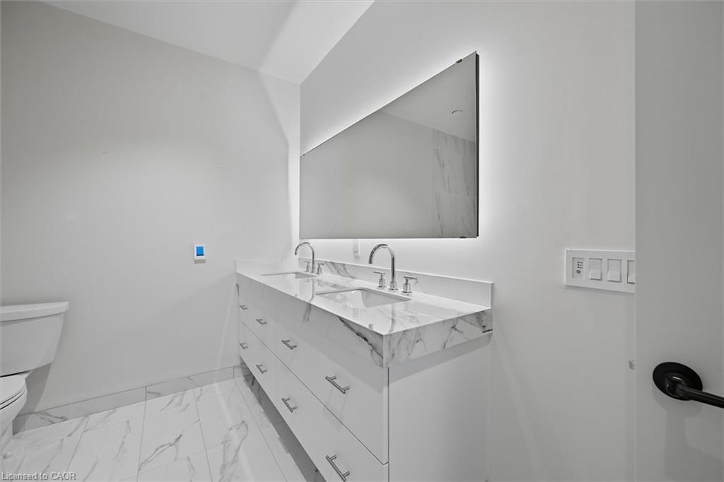 409-123 Maurice Drive, Oakville, ON - Indoor Photo Showing Bathroom
