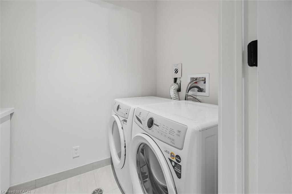 409-123 Maurice Drive, Oakville, ON - Indoor Photo Showing Laundry Room