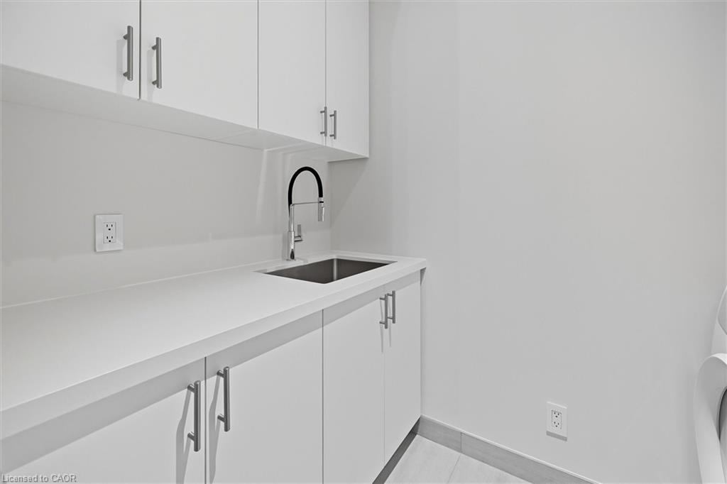 409-123 Maurice Drive, Oakville, ON - Indoor Photo Showing Kitchen