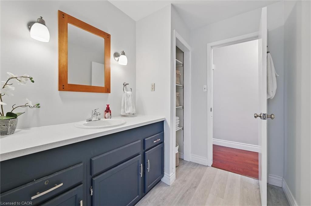 768 King Road, Burlington, ON - Indoor Photo Showing Bathroom