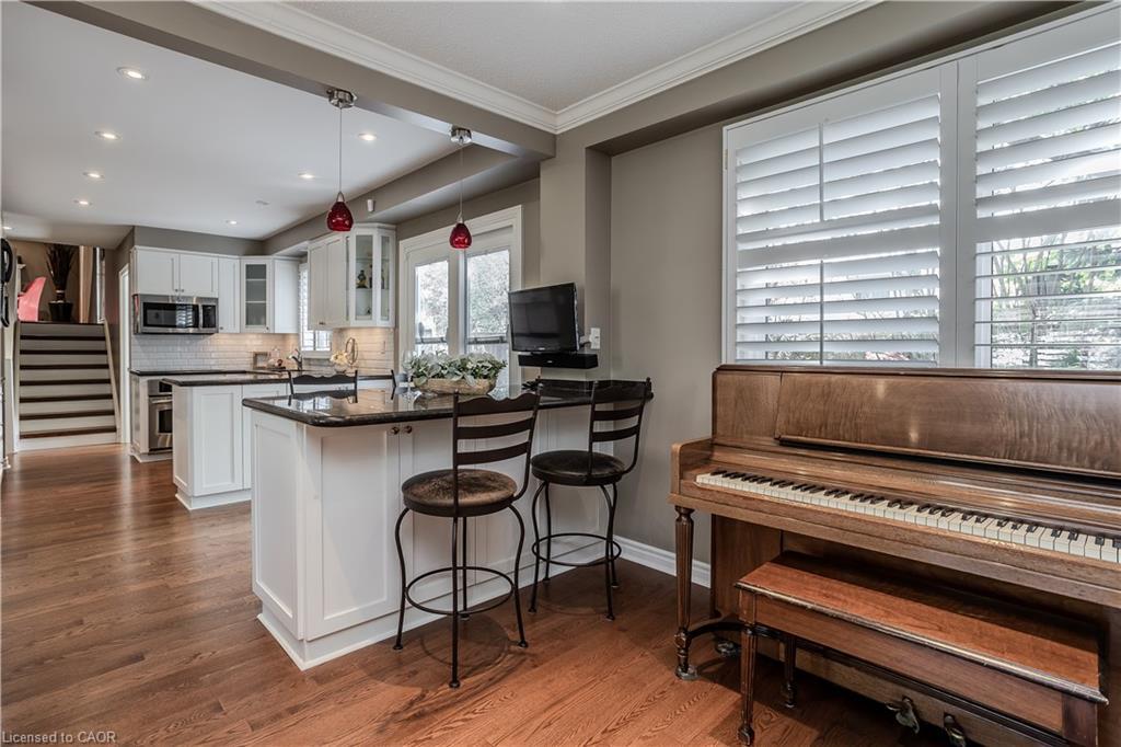 1858 Heather Hills Drive, Burlington, ON - Indoor Photo Showing Kitchen With Upgraded Kitchen