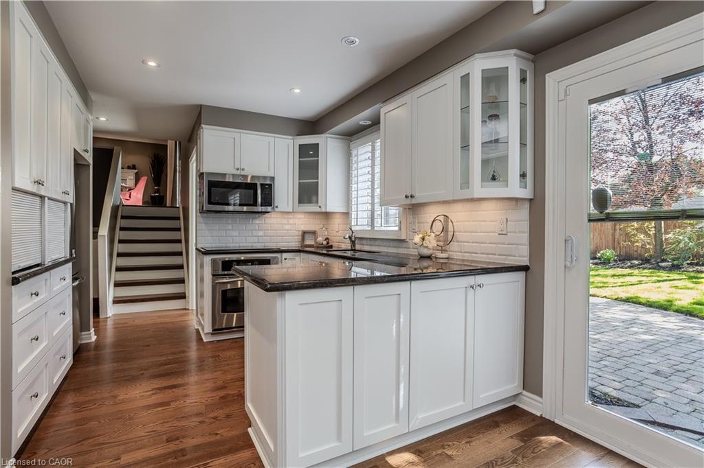 1858 Heather Hills Drive, Burlington, ON - Indoor Photo Showing Kitchen With Upgraded Kitchen