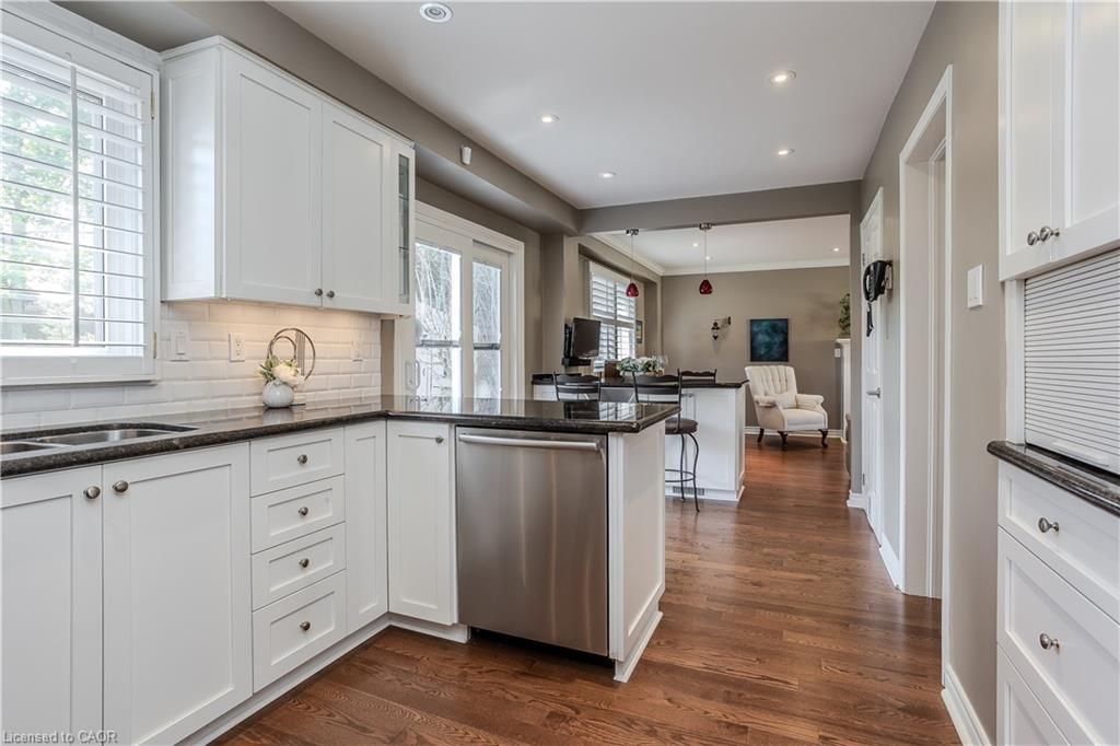 1858 Heather Hills Drive, Burlington, ON - Indoor Photo Showing Kitchen With Upgraded Kitchen