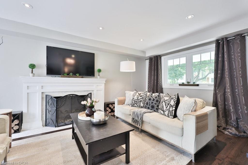 3530 Walmer Road, Burlington, ON - Indoor Photo Showing Living Room With Fireplace