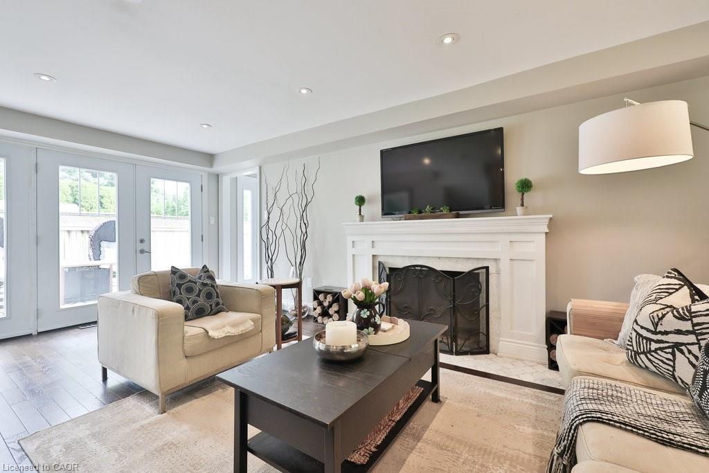 3530 Walmer Road, Burlington, ON - Indoor Photo Showing Living Room With Fireplace