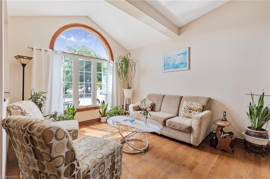 46 Foxhill Crescent, St. Catharines, ON - Indoor Photo Showing Living Room