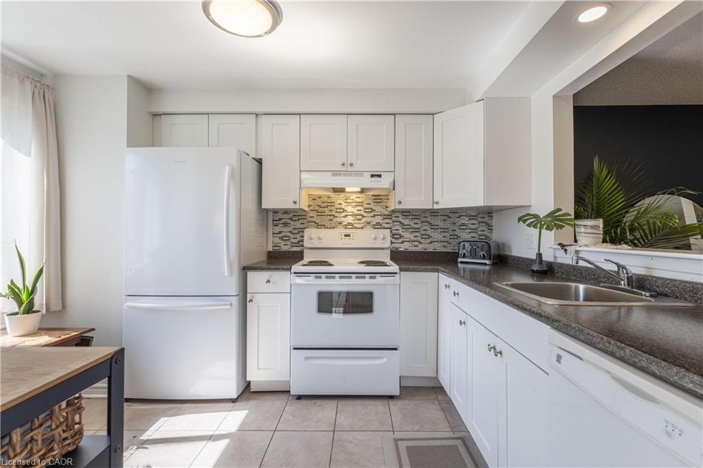43-6767 Thorold Stone Road, Niagara Falls, ON - Indoor Photo Showing Kitchen