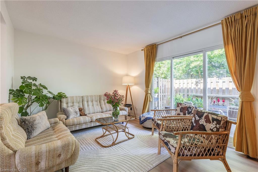 43-6767 Thorold Stone Road, Niagara Falls, ON - Indoor Photo Showing Living Room