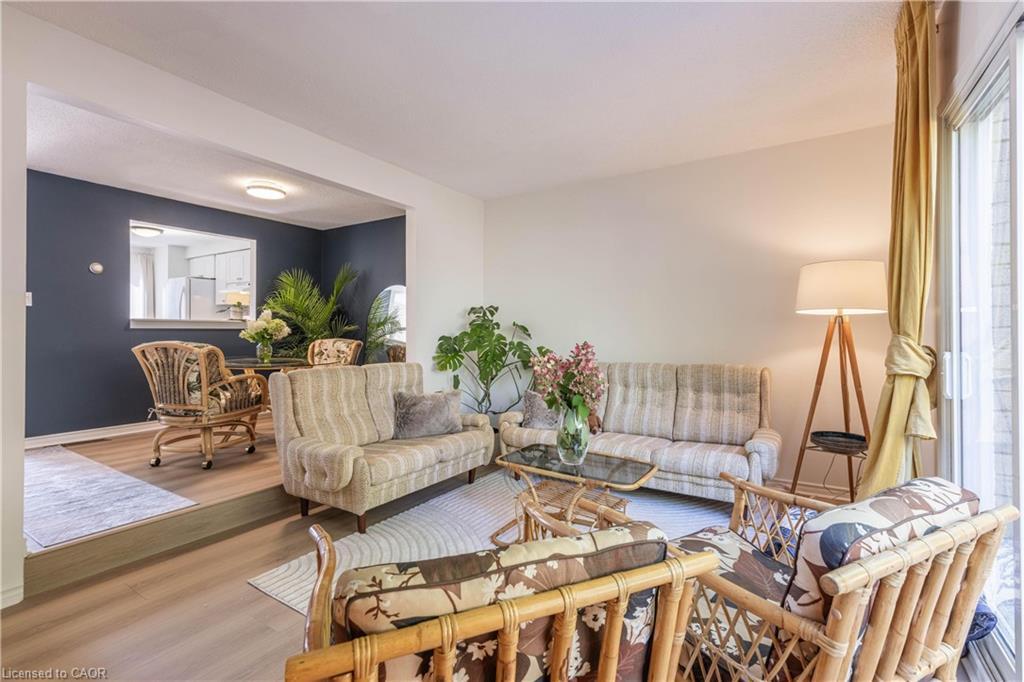 43-6767 Thorold Stone Road, Niagara Falls, ON - Indoor Photo Showing Living Room