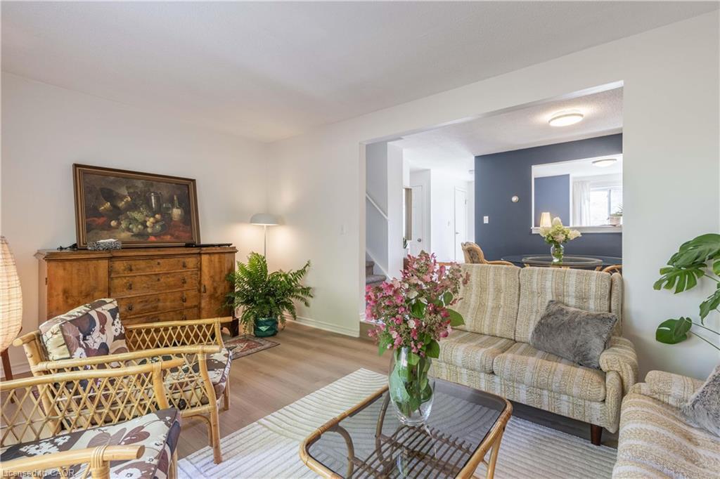 43-6767 Thorold Stone Road, Niagara Falls, ON - Indoor Photo Showing Living Room