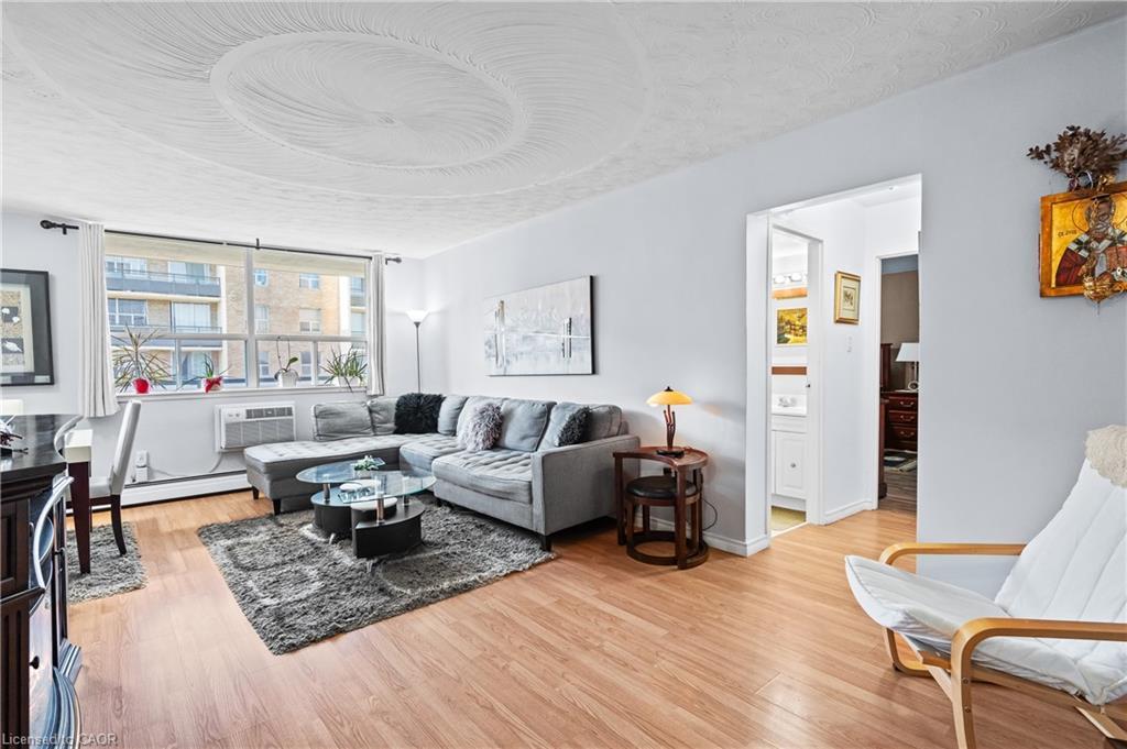 801-359 Geneva Street, St. Catharines, ON - Indoor Photo Showing Living Room