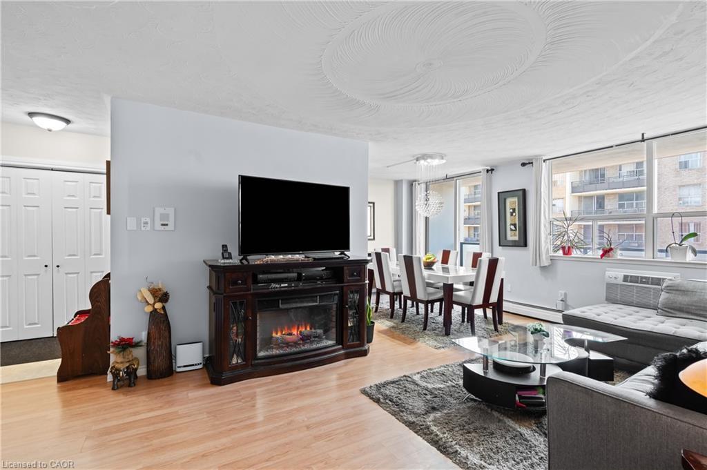 801-359 Geneva Street, St. Catharines, ON - Indoor Photo Showing Living Room