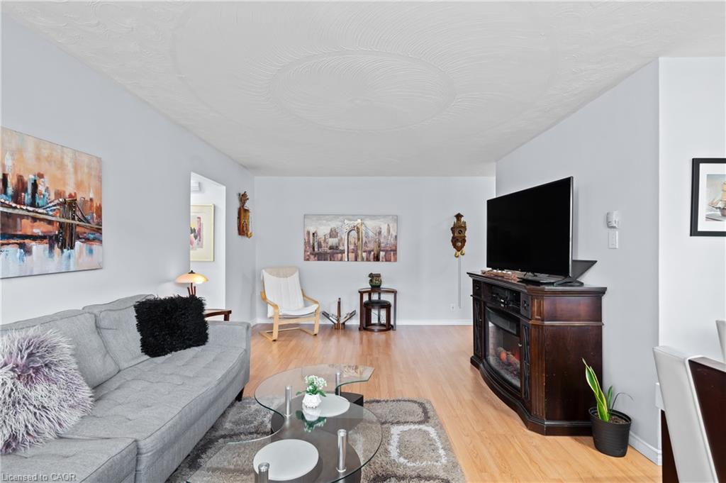 801-359 Geneva Street, St. Catharines, ON - Indoor Photo Showing Living Room