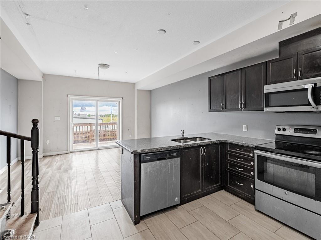 28-60 Bloom Crescent, Hamilton, ON - Indoor Photo Showing Kitchen With Double Sink