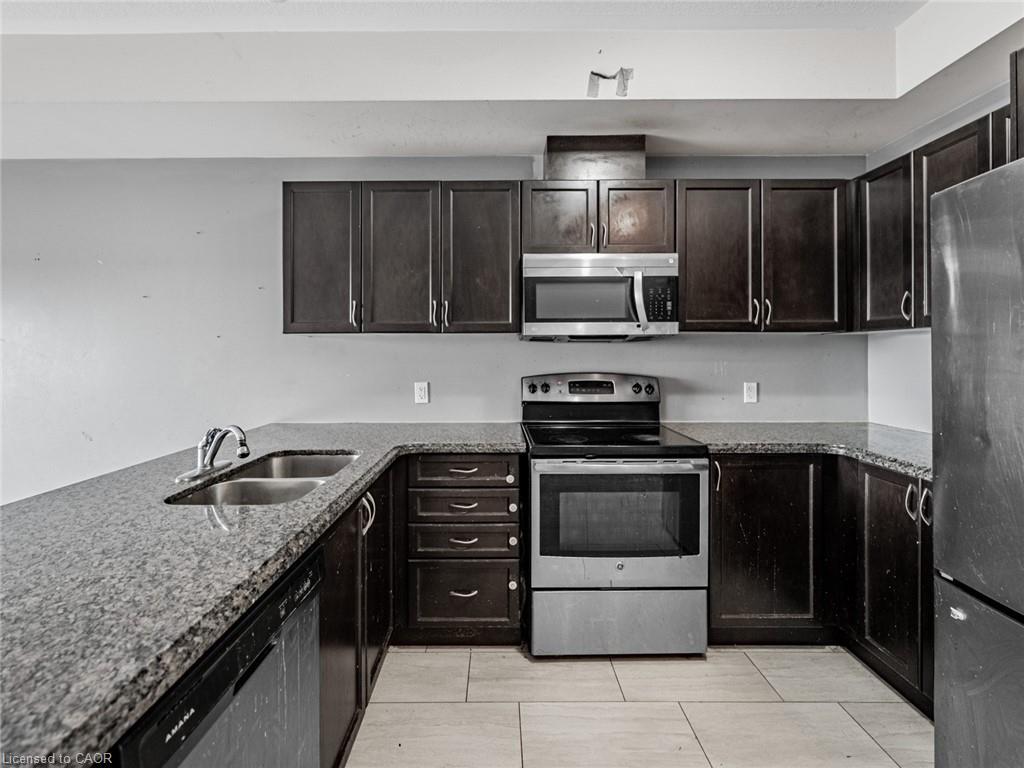 28-60 Bloom Crescent, Hamilton, ON - Indoor Photo Showing Kitchen With Double Sink