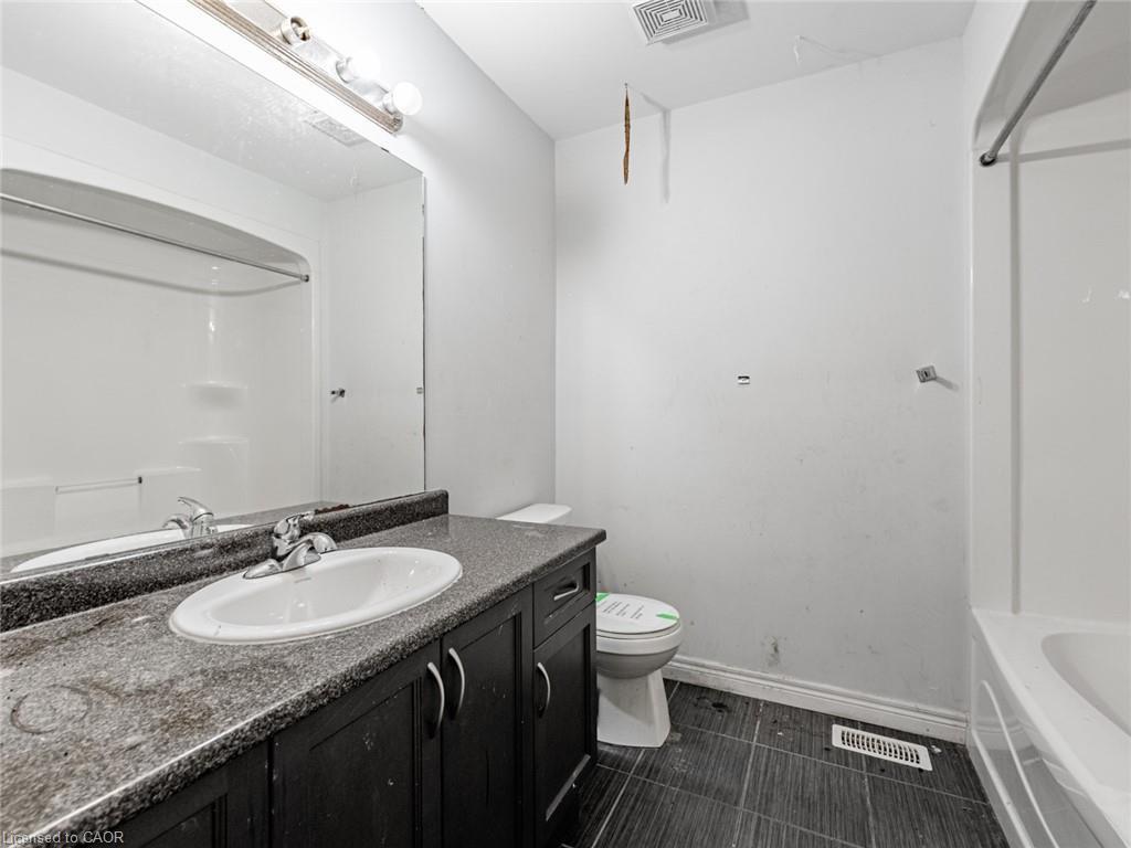 28-60 Bloom Crescent, Hamilton, ON - Indoor Photo Showing Bathroom