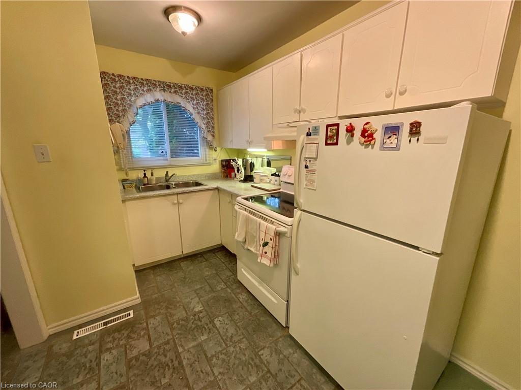 4 Rosanne Crescent, Hamilton, ON - Indoor Photo Showing Kitchen With Double Sink