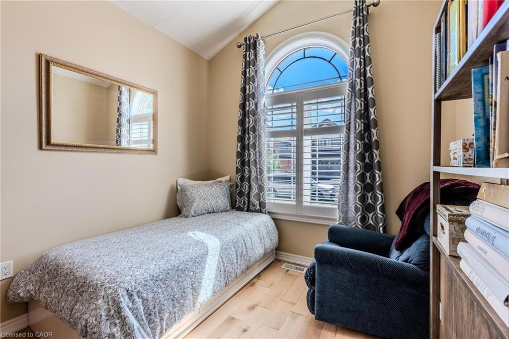 42 Cittadella Boulevard, Hamilton, ON - Indoor Photo Showing Bedroom