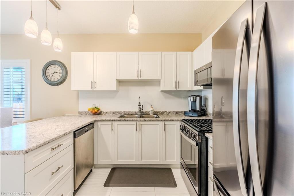 42 Cittadella Boulevard, Hamilton, ON - Indoor Photo Showing Kitchen With Double Sink With Upgraded Kitchen