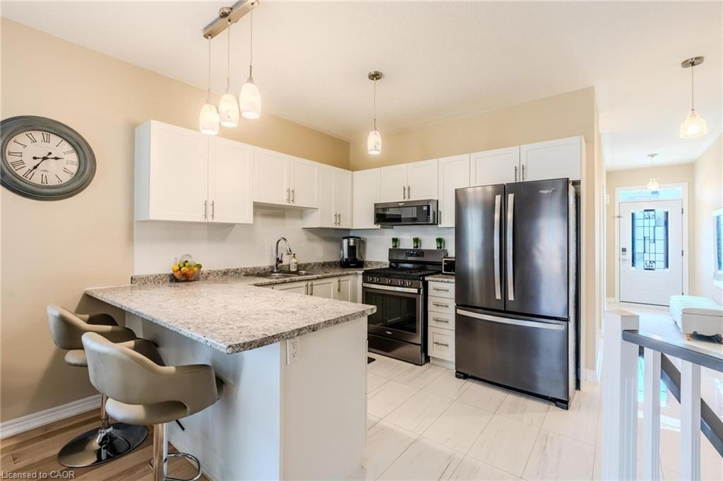 42 Cittadella Boulevard, Hamilton, ON - Indoor Photo Showing Kitchen With Upgraded Kitchen
