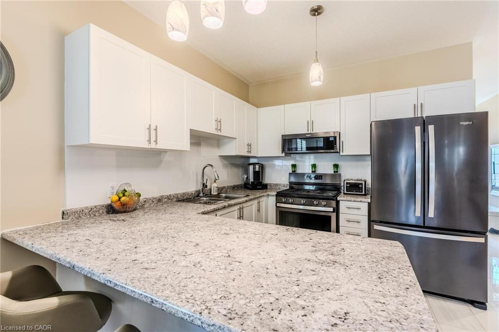 42 Cittadella Boulevard, Hamilton, ON - Indoor Photo Showing Kitchen With Upgraded Kitchen