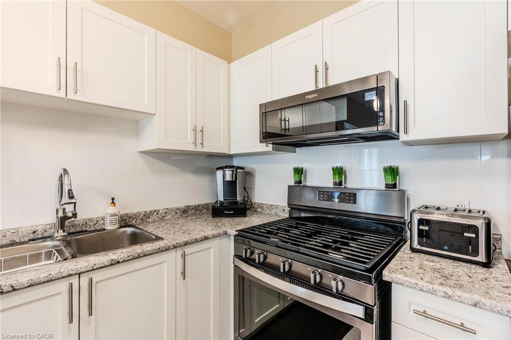 42 Cittadella Boulevard, Hamilton, ON - Indoor Photo Showing Kitchen With Double Sink With Upgraded Kitchen
