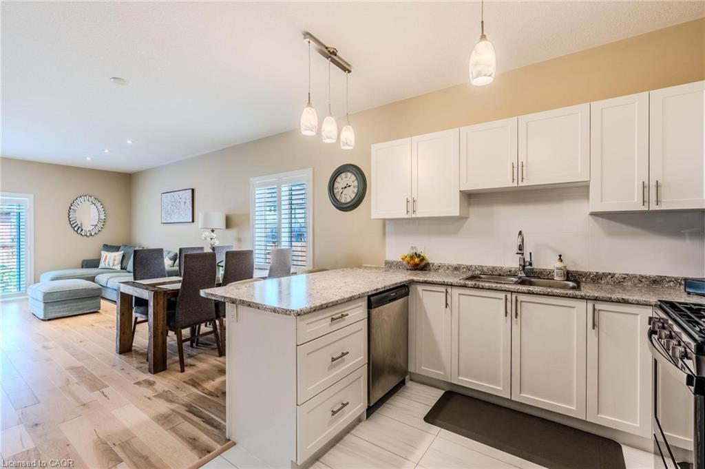 42 Cittadella Boulevard, Hamilton, ON - Indoor Photo Showing Kitchen With Upgraded Kitchen