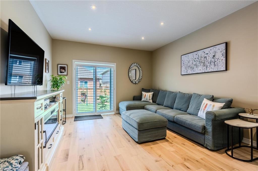 42 Cittadella Boulevard, Hamilton, ON - Indoor Photo Showing Living Room