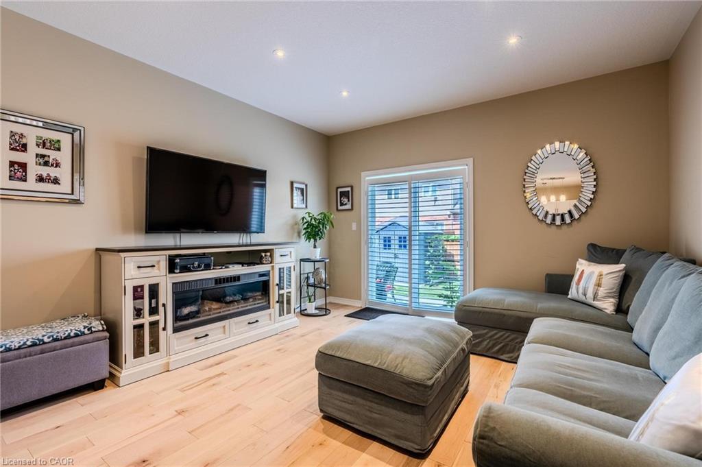 42 Cittadella Boulevard, Hamilton, ON - Indoor Photo Showing Living Room