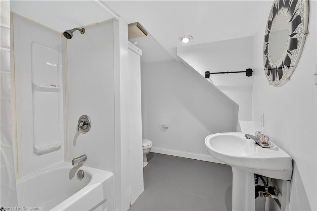 111 Hillyard Street, Hamilton, ON - Indoor Photo Showing Bathroom