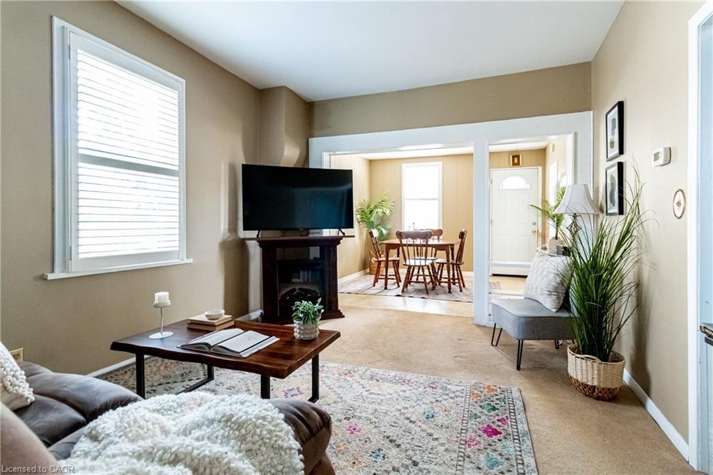 70 Poulette Street, Hamilton, ON - Indoor Photo Showing Living Room