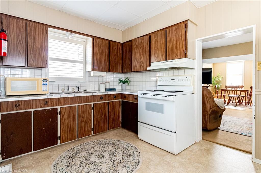 70 Poulette Street, Hamilton, ON - Indoor Photo Showing Kitchen