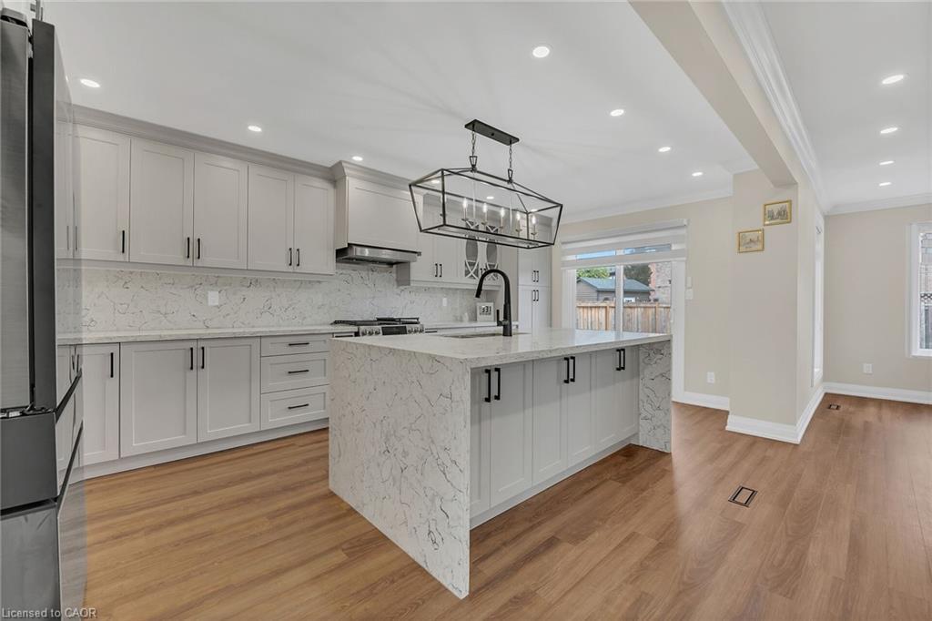 125 Valera Drive, Hamilton, ON - Indoor Photo Showing Kitchen With Upgraded Kitchen
