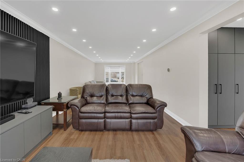 125 Valera Drive, Hamilton, ON - Indoor Photo Showing Living Room