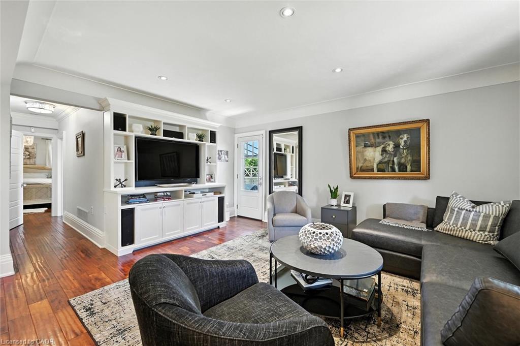 2209 Ghent Avenue, Burlington, ON - Indoor Photo Showing Living Room