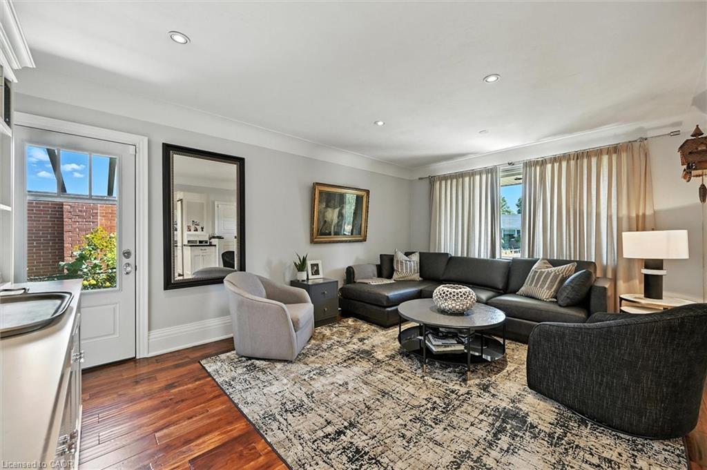 2209 Ghent Avenue, Burlington, ON - Indoor Photo Showing Living Room