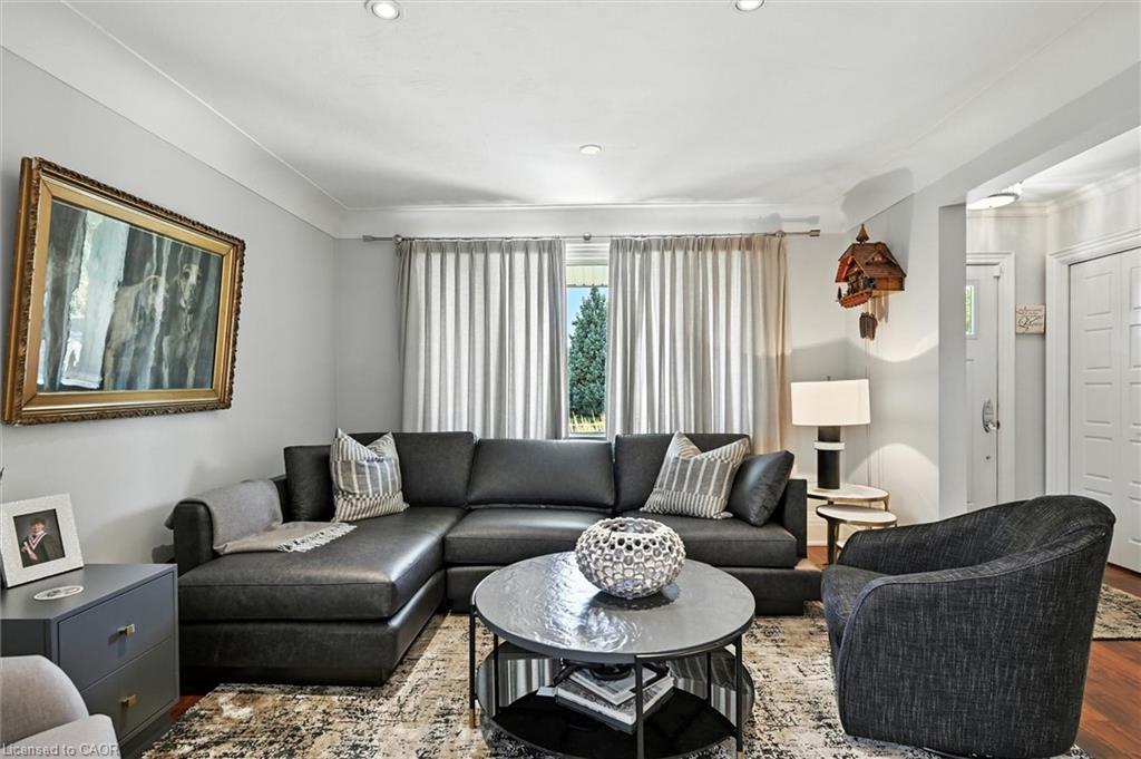 2209 Ghent Avenue, Burlington, ON - Indoor Photo Showing Living Room