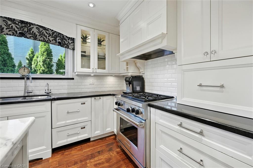 2209 Ghent Avenue, Burlington, ON - Indoor Photo Showing Kitchen With Upgraded Kitchen