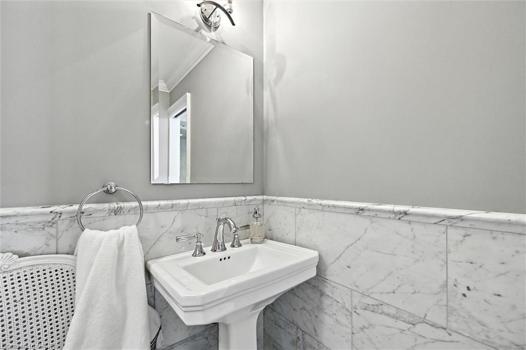 2209 Ghent Avenue, Burlington, ON - Indoor Photo Showing Bathroom
