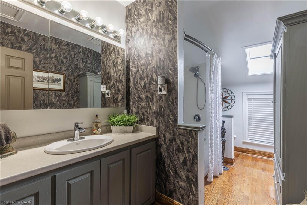 147 Geneva Street, St. Catharines, ON - Indoor Photo Showing Bathroom