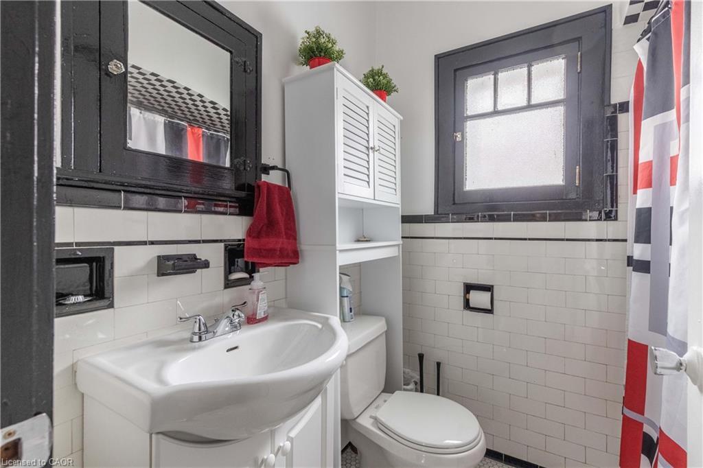 147 Geneva Street, St. Catharines, ON - Indoor Photo Showing Bathroom