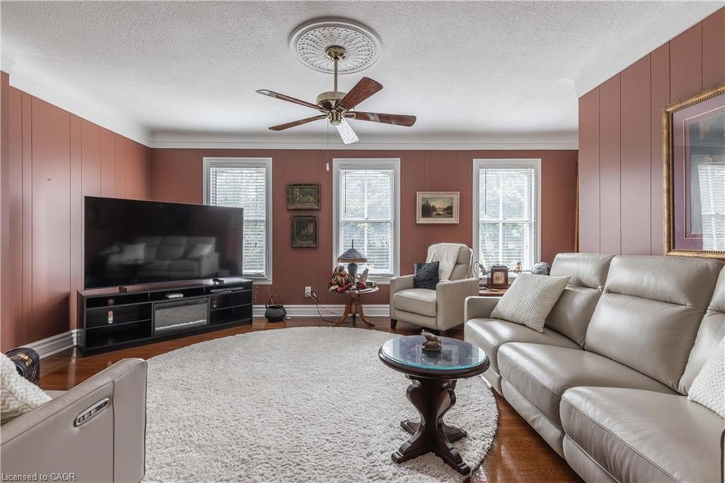 147 Geneva Street, St. Catharines, ON - Indoor Photo Showing Living Room