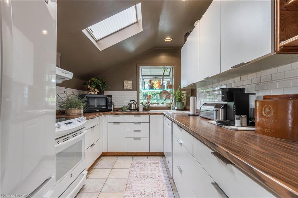 147 Geneva Street, St. Catharines, ON - Indoor Photo Showing Kitchen