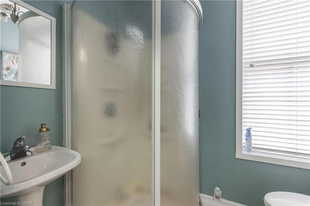 147 Geneva Street, St. Catharines, ON - Indoor Photo Showing Bathroom