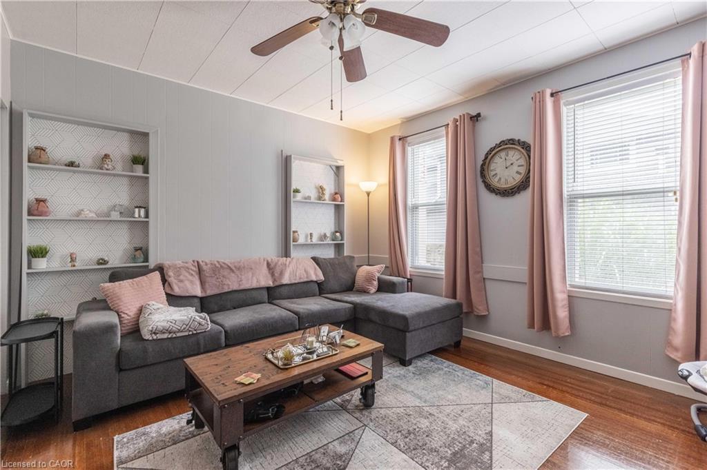 147 Geneva Street, St. Catharines, ON - Indoor Photo Showing Living Room
