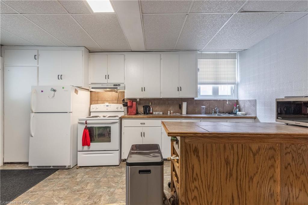147 Geneva Street, St. Catharines, ON - Indoor Photo Showing Kitchen With Double Sink