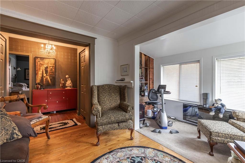 147 Geneva Street, St. Catharines, ON - Indoor Photo Showing Living Room