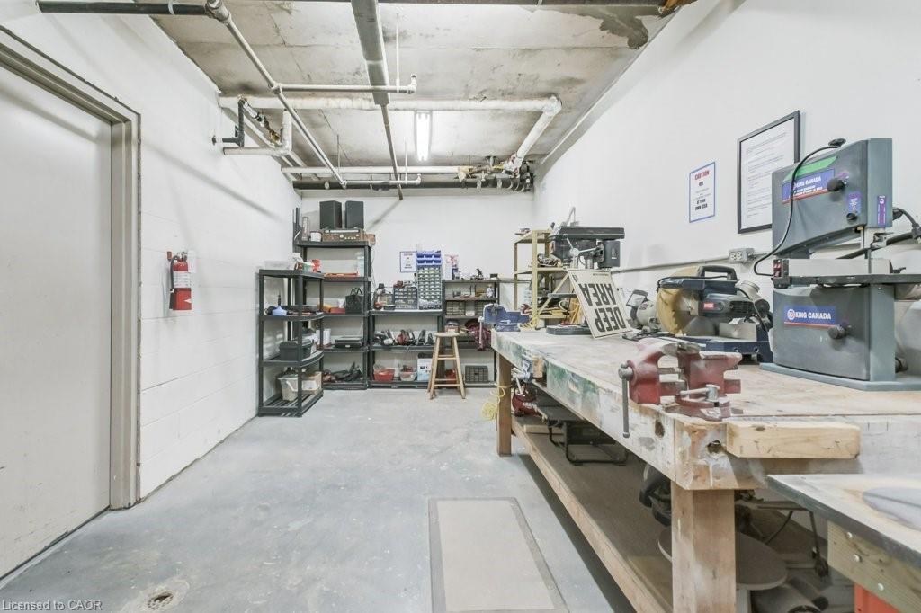 706-1201 North Shore Boulevard E, Burlington, ON - Indoor Photo Showing Garage