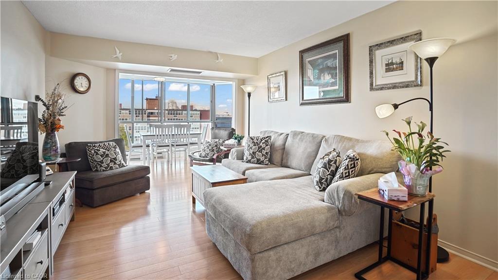 705-265 Westcourt Place, Waterloo, ON - Indoor Photo Showing Living Room